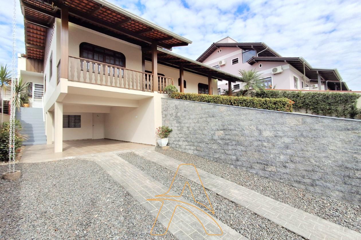 Casa à Venda com 3 Dormitórios e Amplo Jardim – Badenfurt — foto 2