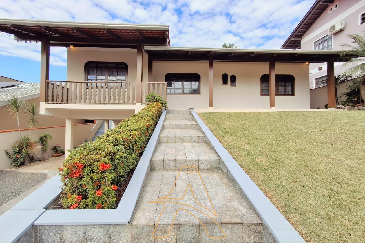 Casa à Venda com 3 Dormitórios e Amplo Jardim – Badenfurt - foto 1